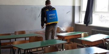 U bë dezinfektimi i shkollës (foto)