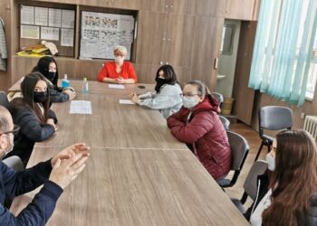 Takim i drejtoreshës Lulieta Shabani Qerimi me përfaqësues të parlamentit të nxënësve.