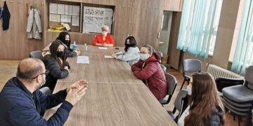 Takim i drejtoreshës Lulieta Shabani Qerimi me përfaqësues të parlamentit të nxënësve.