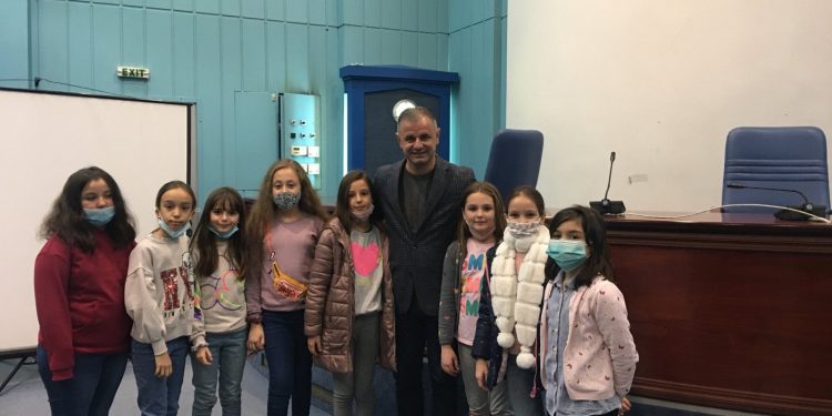 Nxënësit e klasave të IV-të dhe V-të vizituan Komunën Çair