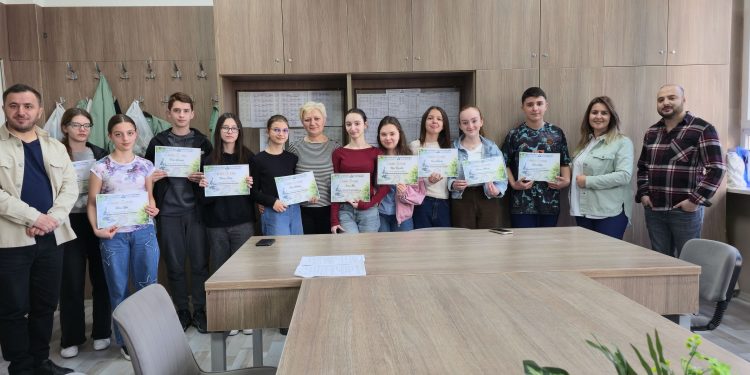 Ndarje mirënjohjesh për nxënësit pjesëmarrës në garat e biologjisë